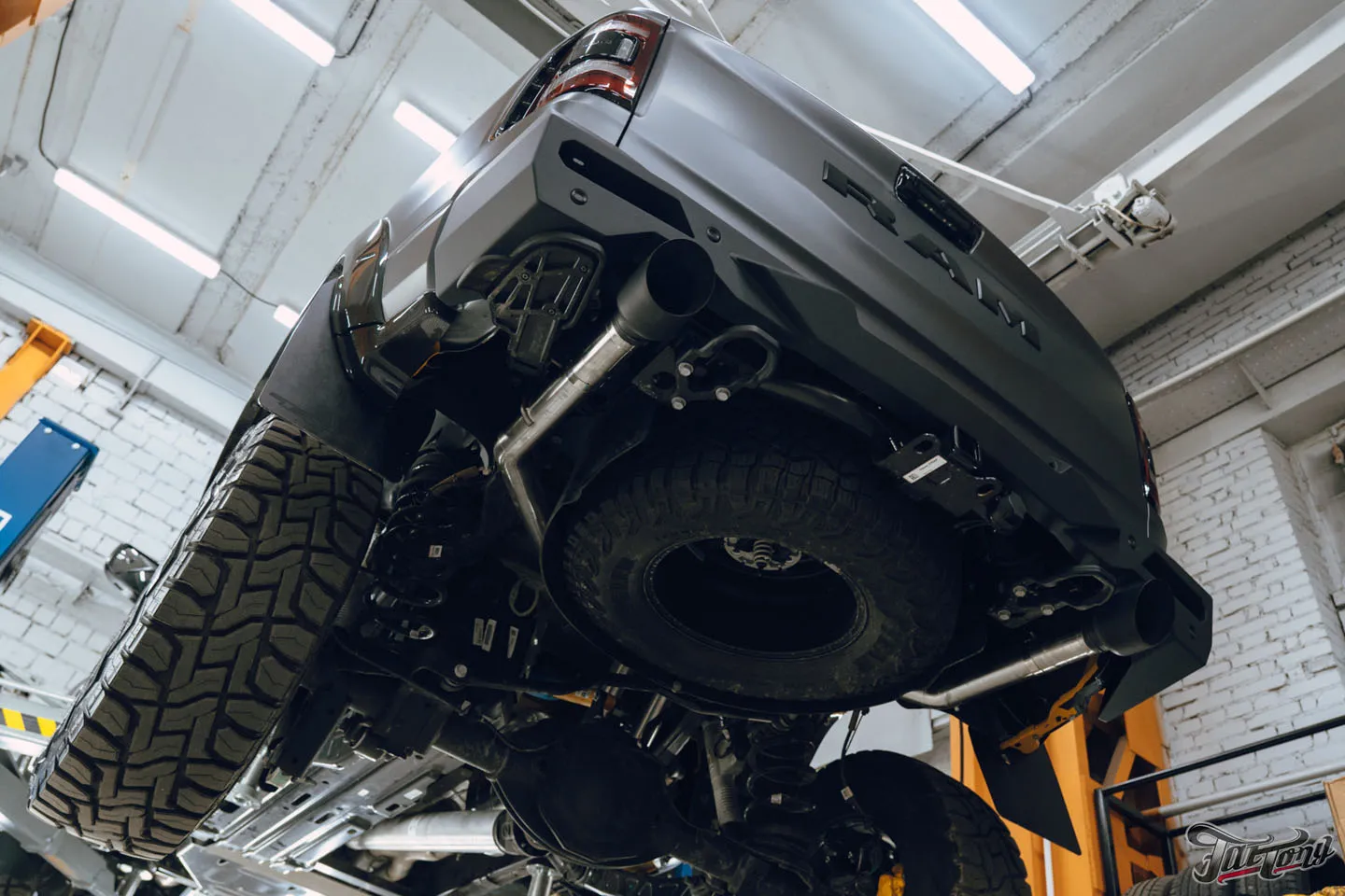 Что мы сделали с RAM TRX Hennessey Mammoth 1000?! Часть 6: новая выхлопная система, окрас суппортов, фирменный Шиномонтаж на вибростенде